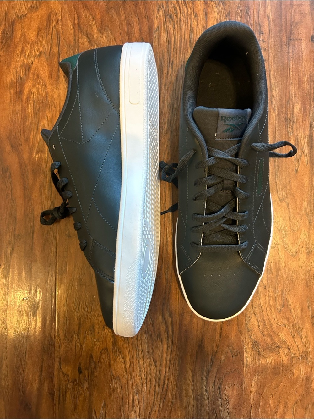Reebok Men's Low-Top Sneakers in Dark Green with White Sole